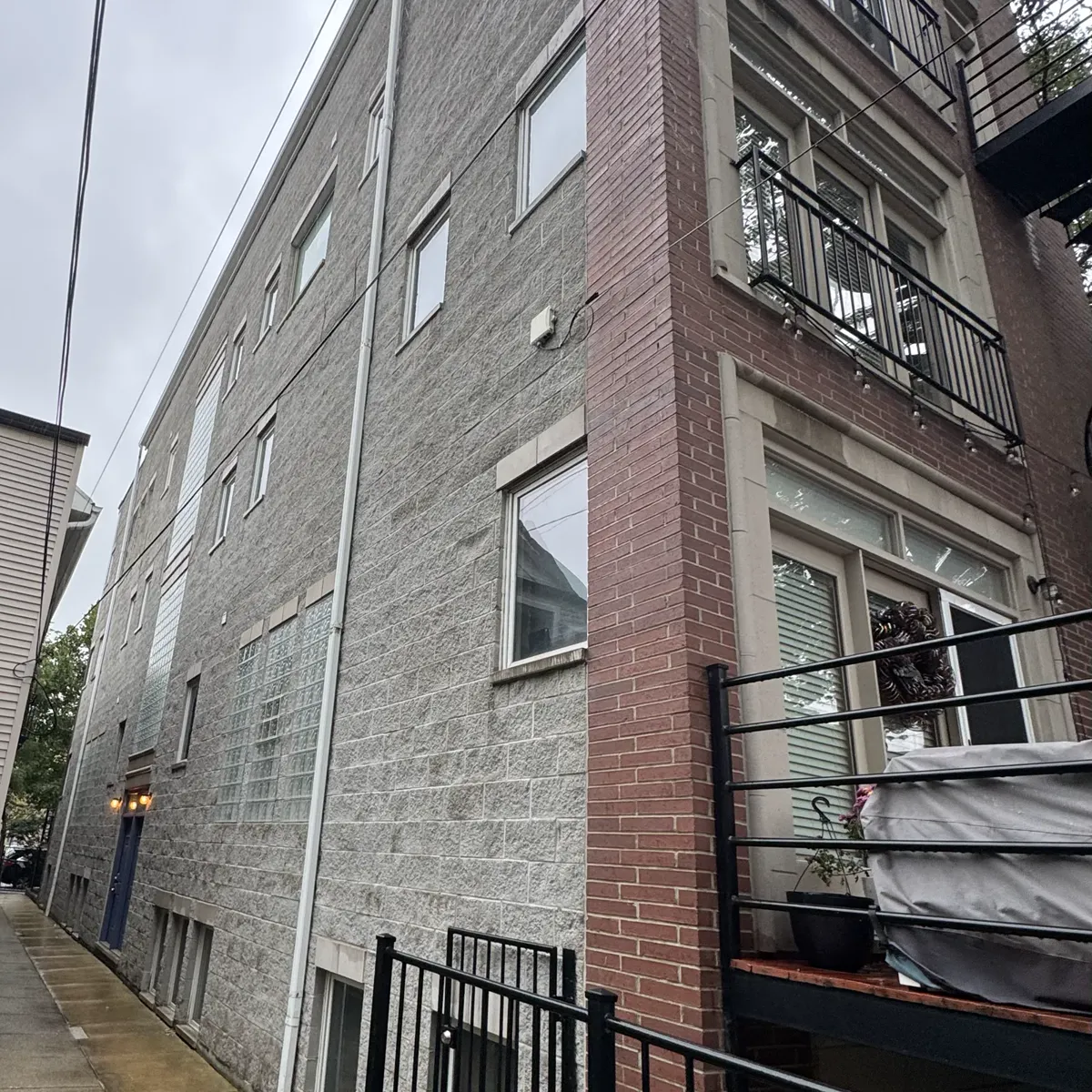 Renaissance stone veneer wall on a Chicago building